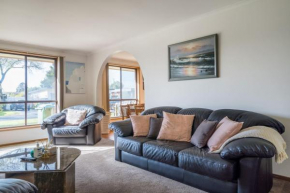 Solander's Retro Residence - By the Beach Group Stay